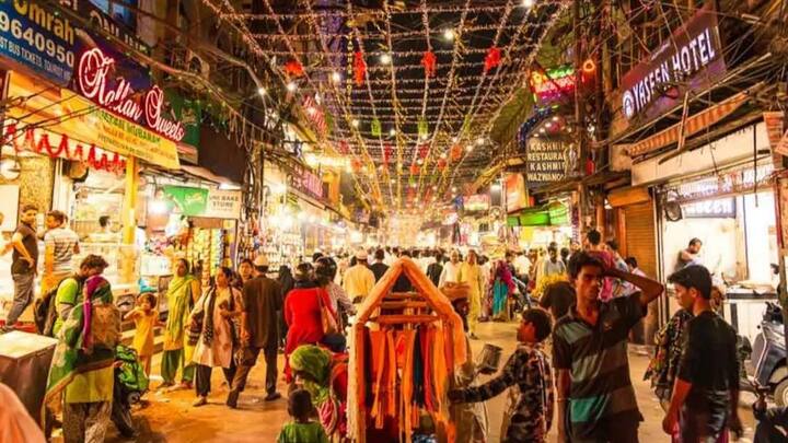 पूर्वी दिल्ली का लक्ष्मी नगर मार्केट भी दिवाली की खरीदारी के लिए काफी मशहूर है. यहां आपको ट्रेंडी और बजट फ्रेंडली एलईडी लाइटें, झूमर और झिलमिल करती झालरें आसानी से मिल जाएंगी. कई दुकानों पर ऑफर और पैक डील भी चलती हैं. जिससे जेब पर कम असर पड़ता है.