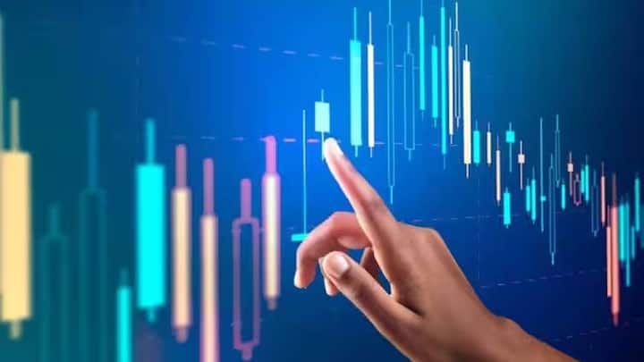 भारत आणि अमेरिका यांच्यातील व्यापार कराराबाबत सकारात्मक स्थिती असल्यानं बाजारावर सकारात्मक परिणाम पाहायला मिळाला. मीडिया रिपोर्टनुसार दोन्ही देशांमध्ये सक्रीय चर्चा सुरु आहेत. वाणिज्य सचिव अमेरिकेत होणाऱ्या व्यापारी चर्चेसाठी भारतीय प्रतिनिधिमंडळात सहभागी होणार आहेत.