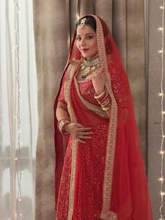 Look: લાલ ચણીયા-ચોળીમાં દુલ્હનની જેમ સજીધજેલી મોનાલિસાએ માથા પર સ્કાર્ફ બાંધીને આપ્યા પૉઝ