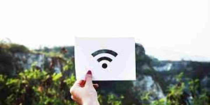 जब आप किसी डिवाइस जैसे मोबाइल, लैपटॉप या स्मार्ट टीवी को WiFi से कनेक्ट करना चाहते हैं तो सामान्य रूप से आपको पासवर्ड डालना पड़ता है. लेकिन अगर आप WPS फीचर का इस्तेमाल करते हैं तो यह झंझट खत्म हो जाती है. बस अपने डिवाइस की WiFi सेटिंग में जाएं वहां WPS या Connect via WPS का विकल्प चुनें और फिर राउटर पर मौजूद WPS बटन को कुछ सेकंड के लिए दबाएं. कुछ ही पलों में आपका डिवाइस बिना पासवर्ड डाले WiFi नेटवर्क से कनेक्ट हो जाएगा.