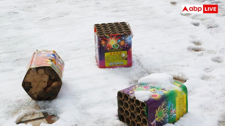 पारंपरिक पटाखों के विपरीत ग्रीन पटाखे कम प्रदूषण और ध्वनि नियंत्रण का फायदा देते हैं. पारंपरिक पटाखों की ध्वनि 160 डेसीबल से ज्यादा हो सकती है वही असली ग्रीन पटाखे 110-125 डेसिबल तक सीमित होते हैं.