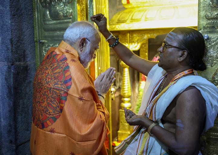 అమ్మవారికి కుంకుమార్చన నిర్వహించిన తర్వాత ఆలయం బయట కాసేపు ధ్యానంలో గడిపారు.