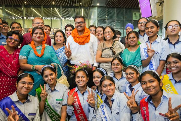 आदित्य ने शुरू में कुछ समय तक नौकरी की, लेकिन बाद में उन्होंने इस्तीफा देकर पूरी तरह यूपीएससी की तैयारी शुरू कर दी. साल 2022 में तीसरे प्रयास में उन्होंने 216वीं रैंक हासिल की और IPS बन गए.