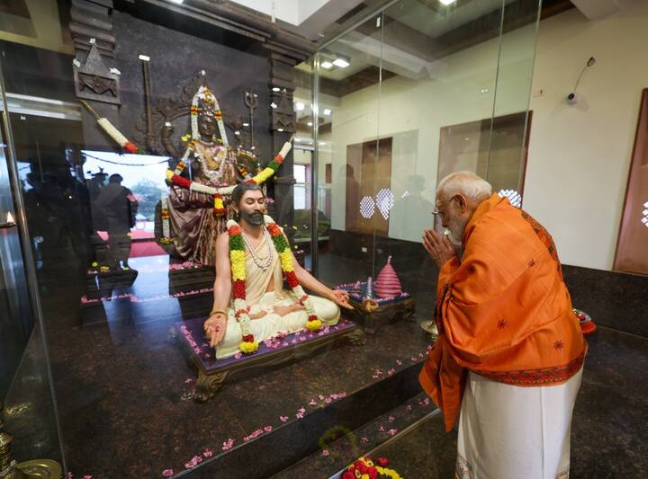 కేంద్రంలోని గోడలపై ఉన్న శివాజీ  జీవిత విశేషాలు తెలియజేసే చిత్రాలను ఆసక్తిగా మోదీ పరిశీలించారు.