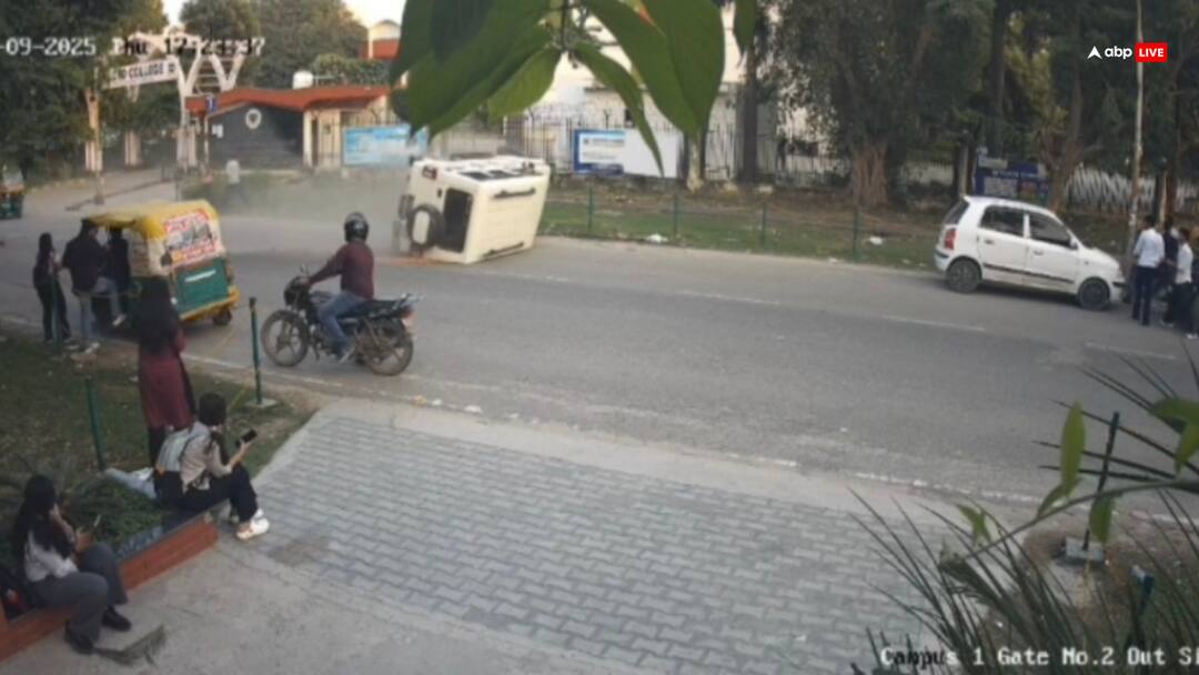 Stuntmen terrorize Greater Noida Students narrowly escape outside college ann ग्रेटर नोएडा में स्टंटबाजों का आतंक: कॉलेज के बाहर बाल-बाल बचे छात्र, सड़क पर मची अफरातफरी