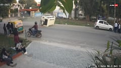 ग्रेटर नोएडा में स्टंटबाजों का आतंक: कॉलेज के बाहर बाल-बाल बचे छात्र, सड़क पर मची अफरातफरी