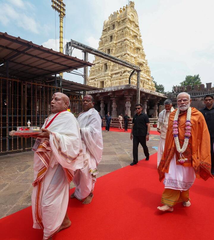 ప్రధాన మంత్రి నరేంద్ర మోదీ, ముఖ్యమంత్రి చంద్రబాబు నాయుడితో కలిసి ఉప ముఖ్యమంత్రివర్యులు పవన్ కళ్యాణ్ గురువారం శ్రీశైలం పర్యటనకు విచ్చేశారు.