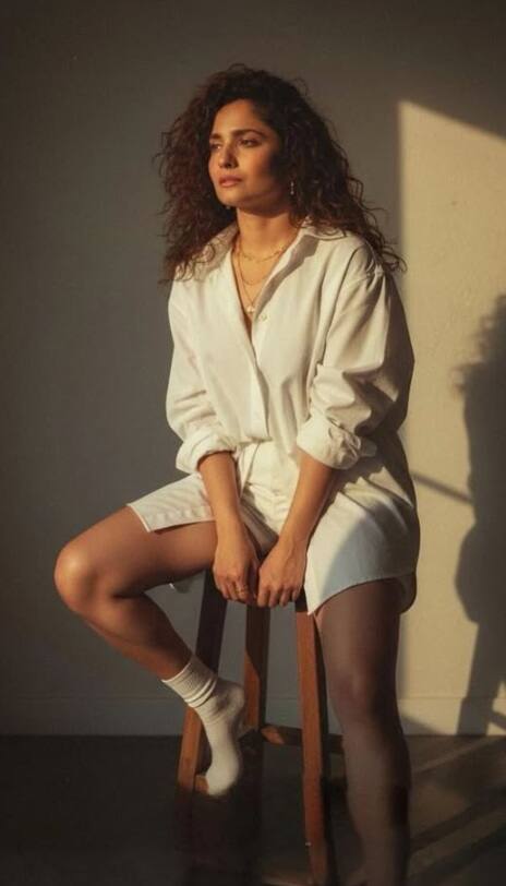 વ્હાઇટ શૉર્ટ્સમાં અંકિતાનો ડેશિંગ અવતાર, તસવીરો