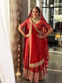 Look: લાલ ચણીયા-ચોળીમાં દુલ્હનની જેમ સજીધજેલી મોનાલિસાએ માથા પર સ્કાર્ફ બાંધીને આપ્યા પૉઝ