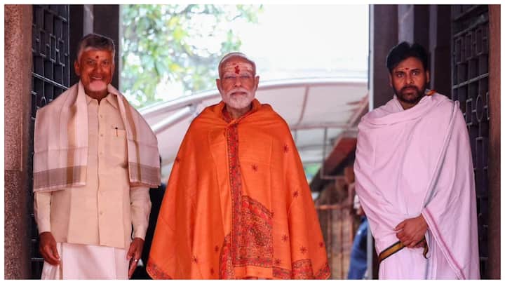 Modi Kurnool Tour: శ్రీ భ్రమరాంబ మల్లికార్జున స్వామి సేవలో ప్రధానమంత్రి నరేంద్ర మోదీ పాల్గొన్నారు. ప్రధాని వెంట చంద్రబాబు, పవన్ కళ్యాణ్ ఉన్నారు.