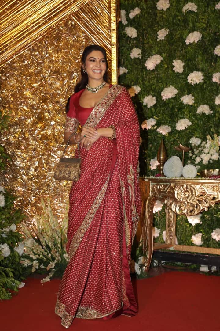 Actress Jacqueline Fernandes was also seen in a desi avatar and enlivened the party with her lovely smile and stylish look. These three actresses represented Indian traditional fashion very beautifully on this occasion of Diwali.