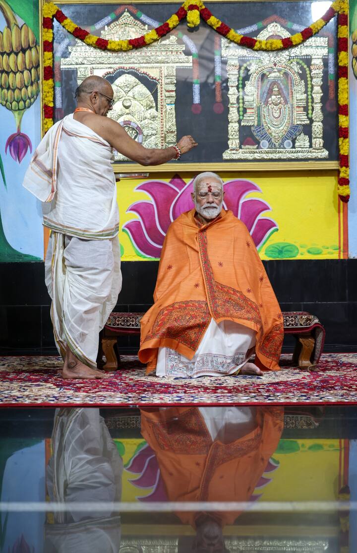 అమ్మవారి స్వామి వార్ల ప్రసాదాలను అలాగే చిత్రపటాన్ని మోడీకి ఆలయ అధికారులు అందించారు.