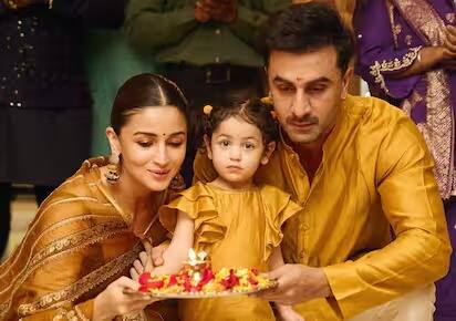 इस तस्वीर में आलिया और रणबीर अपनी क्यूट सी बेटी राहा के साथ फेस्टिवल वाइफ लुक में बेहद खूबसूरत नजर आ रहे हैं.