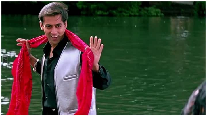 यह तस्वीर सलमान के एक फ़िल्मी गाने चुनरी चुनरी के सीन को दिखाती है. इसमें वह बहुत स्टाइलिश दिख रहे हैं. उन्होंने काले रंग की शर्ट के ऊपर सिल्वर रंग का वेस्टकोट पहना है. इस पूरे लुक की जान है उनके गले में पड़ा चटक लाल रंग का दुपट्टा. उनका हाथ हिलाने का पोज़ और मुस्कान उन्हें एक रोमांटिक और ज़बरदस्त एनर्जी वाले हीरो फील को दिखा रही है.