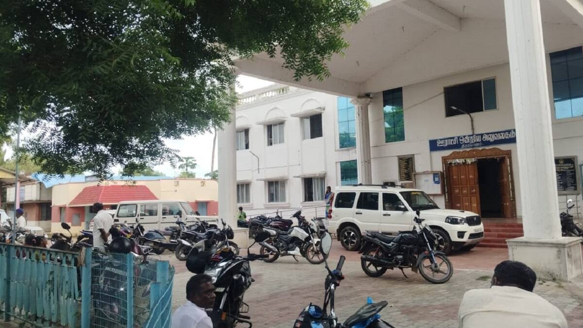 திருவோணம் யூனியன் அலுவலகத்தில் லஞ்ச ஒழிப்புத்துறை போலீசார் அதிரடி சோதனை