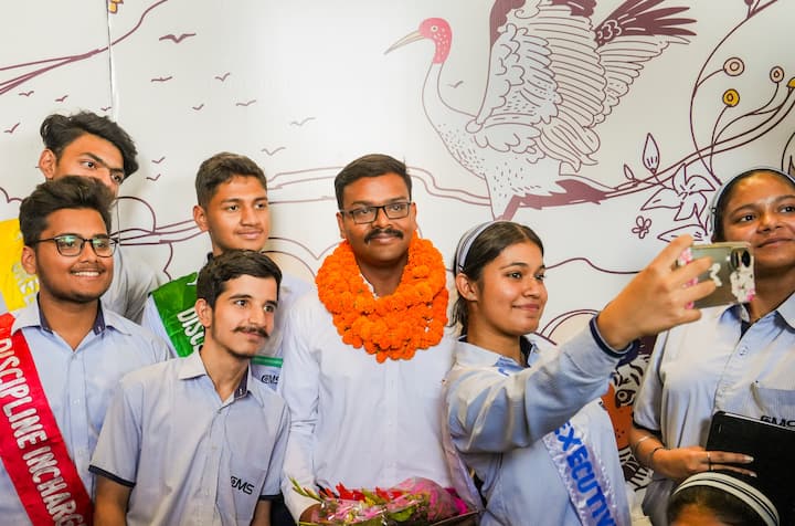 आदित्य श्रीवास्तव की शुरुआती पढ़ाई लखनऊ के सिटी मोंटेसरी स्कूल, अलीगंज ब्रांच से हुई. 12वीं बोर्ड परीक्षा में उन्होंने 95 प्रतिशत अंक हासिल किए. इसके बाद उन्होंने आईआईटी कानपुर से बीटेक की डिग्री पूरी की और एमटेक भी किया.