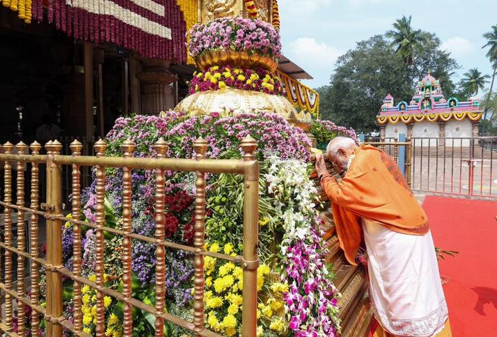 ప్రధానమంత్రికి ఆలయ విశేషాలను అధికారులు తెలియచేశారు. సుమారు గంట సేపు ప్రధాని ఆలయంలో గడిపారు.