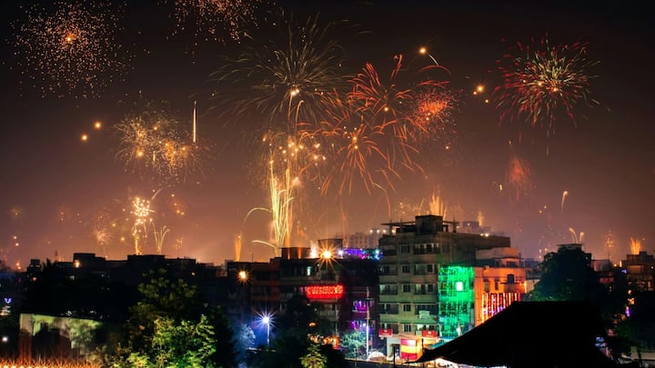 There is special excitement in the capital Colombo on the evening of Diwali. Hundreds of devotees gather here for worship at the ancient Shiva temple Ponnambalvaneswara Devasthanam. The entire temple is decorated with lamps and special aarti is performed.