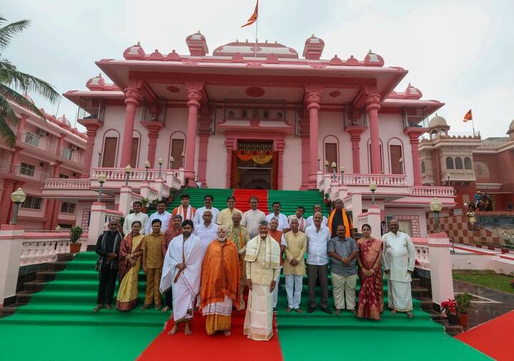 ధ్యాన మందిరంలో ఉన్న అమ్మవారి విగ్రహానికి పూలను సమర్పించి నమస్కరించారు. కేంద్రం నిర్వహణ వివరాలను తెలుసుకొని నిర్వాహకులను అభినందించారు.