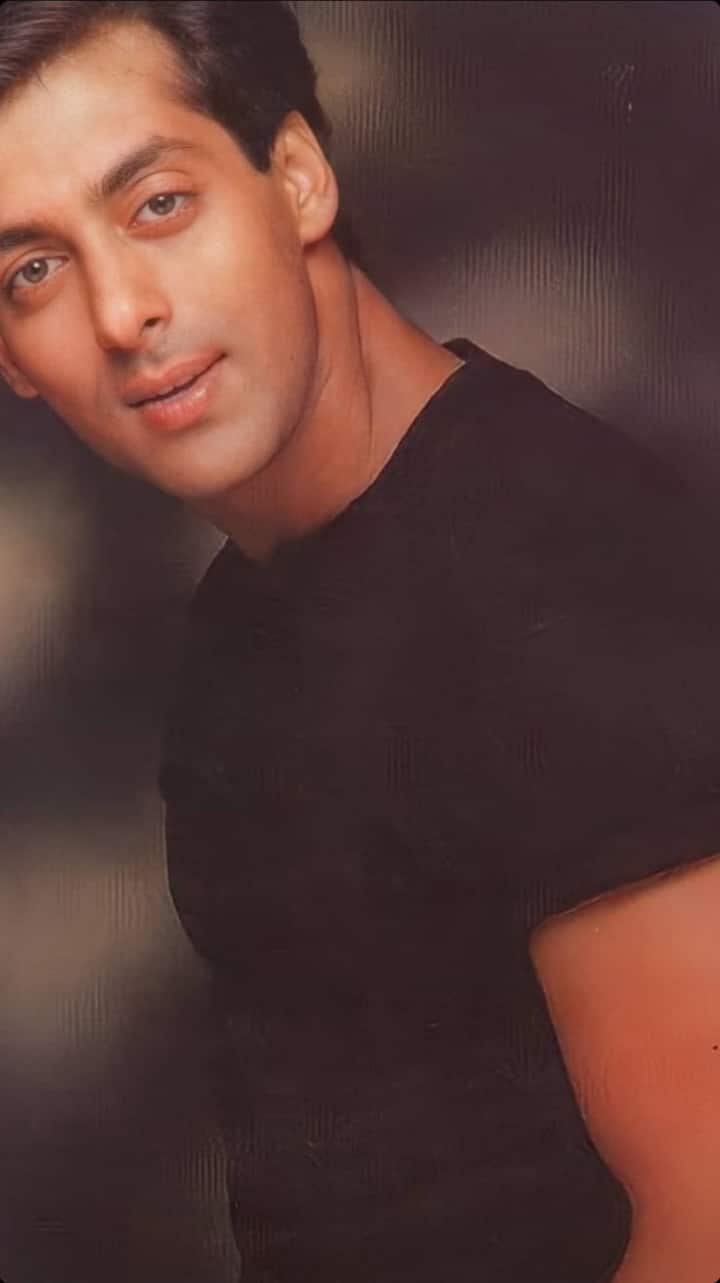 यह तस्वीर सलमान खान के जवानी के दिनों की है. इसमें वह बहुत हैंडसम और मासूम दिख रहे हैं. उन्होंने काले रंग की सिंपल टी-शर्ट पहनी हुई है. यह लुक 90 के दशक के हीरो की स्टाइल को दिखाता है.