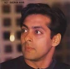 यह तस्वीर बहुत पुरानी, जिसमें सलमान बेहद मासूम दिख रहे हैं. उनका यह क्लोज-अप शॉट है, जिसमें उनके साफ़-सुथरे कटे हुए बाल और आँखें ध्यान खींच रही हैं. यह लुक उनकी शुरूआती फिल्मों के रोमांटिक और भोले-भाले किरदार जैसा है.