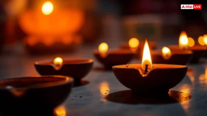 धनतेरस की शाम 13 दीपक जलाने से धन, समृद्धि और स्वास्थ्य की प्राप्ति होती है. यह एक पारंपरिक उपाय है जो धन के देवता कुबेर और समृद्धि की देवी मां लक्ष्मी को प्रसन्न करने के लिए किया जाता है. जिससे मां लक्ष्मी प्रसन्न होती है और सालों भर धन की कमी नहीं होती है.