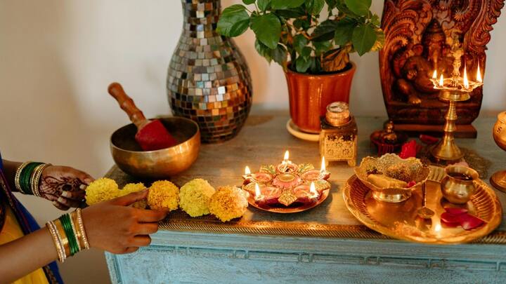 It is believed that on this day, prayers are offered to Lord Shiva and Goddess Lakshmi for prosperity and peace by lighting a lamp in the temple. Interestingly, in Sri Lanka, Diwali is not seen as the festival of killing Ravana, but as the victory of light over darkness.