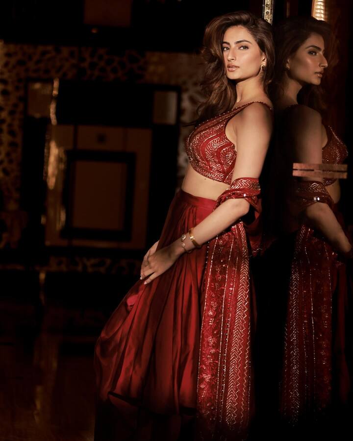 पल का यह रेड लुक पार्टी की प्रेरणा है। इनमें लाल रंग का एथनिक लहंगा है जिसमें शिमरी ब्लाउज और फ्लोई स्कर्ट है। रेड कलर की एम्ब्रॉयडरी और लाइट शिमर डिटेलिंग लुक उनके को रॉयल टच दे रही है। सॉफ्ट वेव्स हेयरस्टाइल और मिनिमल मेकअप के साथ पलक ने अपने इस लुक को बेहद एलिगेंट और ग्लैमरस कॉर्न में पूरा किया है, जो फेस्टिव नाइट के लिए बिल्कुल परफेक्ट चॉइस है।