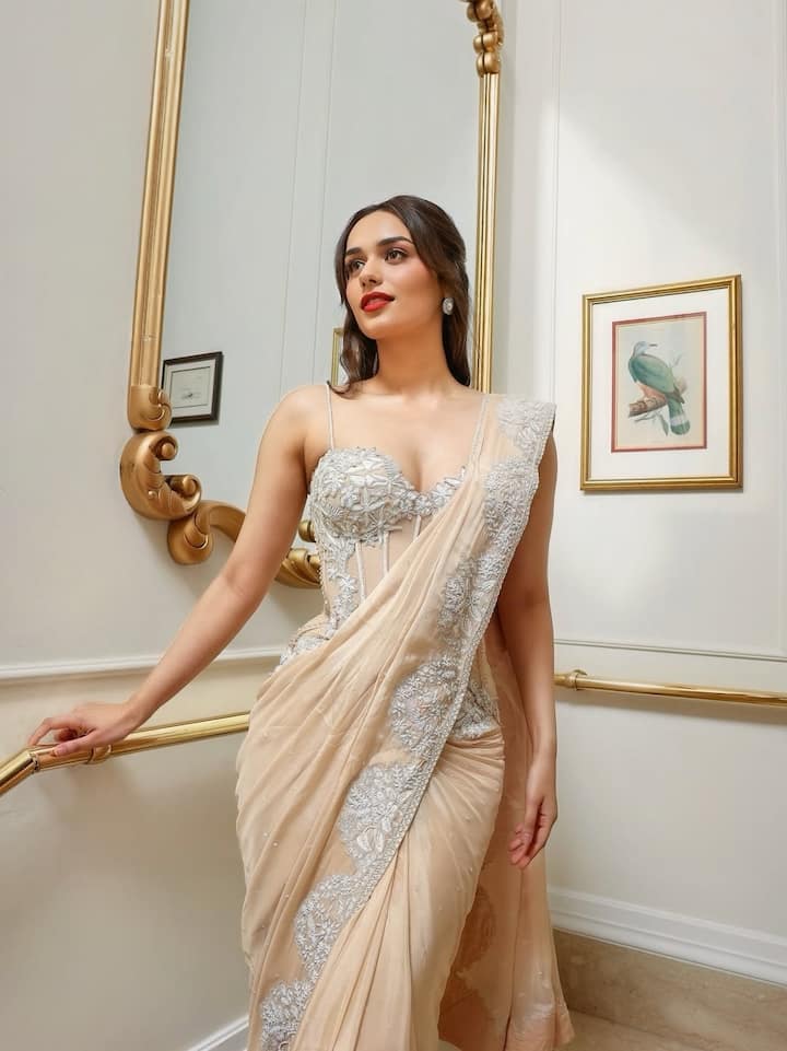 अपने लेटेस्ट प्रोजेक्ट में मिस वर्ल्ड का खिताब जीतने वाली एक्ट्रेस मानुषी छिल्लर का दिलजीत दोसांझ के साथ सिजलिंग केमिस्ट्री देखा गया. इस गाने का टीजर रिलीज होने के बाद से ही एल्बम को लेकर चर्चा तेज हो गई और अब सभी एक्ट्रेस के इन जलवों के दीवाने बने बैठे हैं.