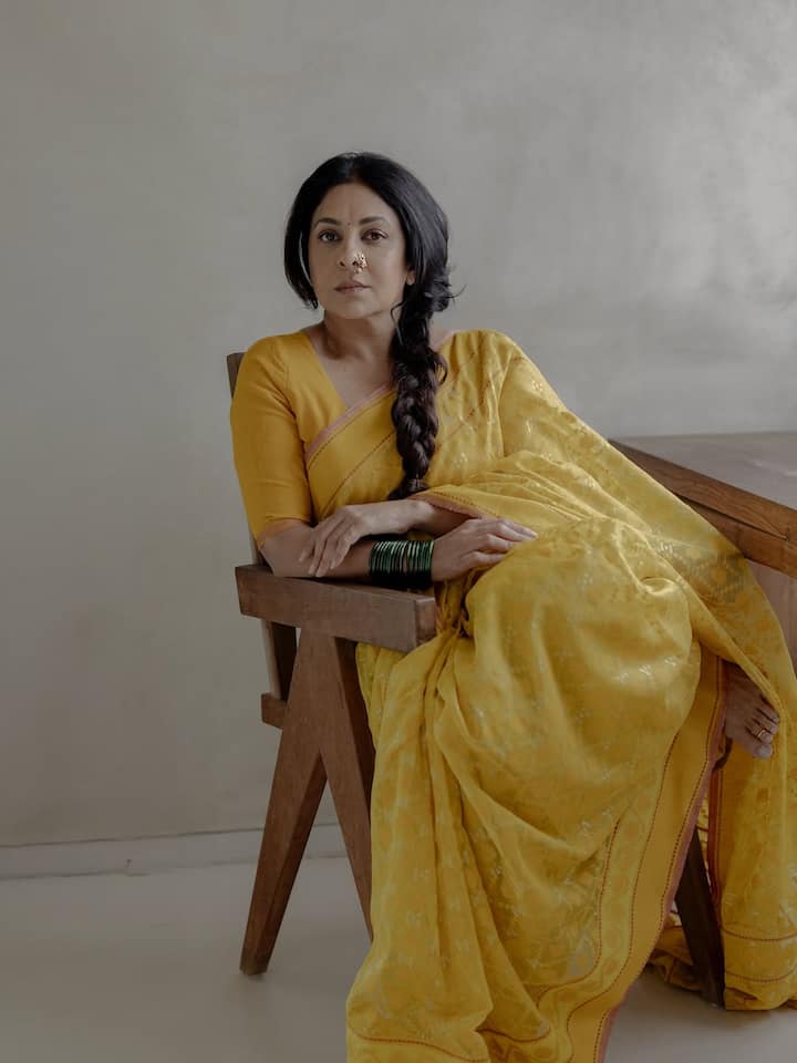 फिल्मों और सीरीज के साथ–साथ शेफाली शाह सोशल मीडिया पर भी काफी एक्टिव रहती हैं और अपने शानदार फैशन सेंस और स्टाइल से लोगों को इंप्रेस करती हैं. फैंस अदाकारा के इंडियन और वेस्टर्न दोनों लुक्स को ही काफी पसंद करते हैं और उनकी तस्वीरों पर भर–भर के लाइक्स और कमेंट्स करते हैं.