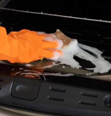 ਬਰਨਰ ਦੇ ਹਟਾਉਣ ਯੋਗ ਹਿੱਸਿਆਂ ਨੂੰ ਗਰਮ ਪਾਣੀ ਅਤੇ ਡਿਸਵਾਸ਼ ਲਿਕਵਿਡ ਨਾਲ ਸਾਫ ਕਰੋ। ਇਸ ਲਈ ਇੱਕ ਟੱਬ ਵਿੱਚ ਗਰਮ ਪਾਣੀ ਲਵੋ ਅਤੇ ਉਸ ਵਿੱਚ 1-2 ਚਮਚ ਡਿਸਵਾਸ਼ ਲਿਕਵਿਡ ਮਿਲਾਓ। ਬਰਨਰ ਦੇ ਹਿੱਸਿਆਂ ਨੂੰ 15-20 ਮਿੰਟ ਲਈ ਭਿੱਜੋ ਕੇ ਛੱਡ ਦਿਓ। ਹੁਣ ਸਕ੍ਰਬ ਜਾਂ ਸਪੰਜ ਨਾਲ ਗ੍ਰੀਸ ਅਤੇ ਦਾਗ ਹਟਾਓ। ਜ਼ਿੱਦੀ ਦਾਗ ਲਈ ਪੁਰਾਣੇ ਟੂਥਬ੍ਰਸ਼ ਦੀ ਵਰਤੋਂ ਕਰੋ।