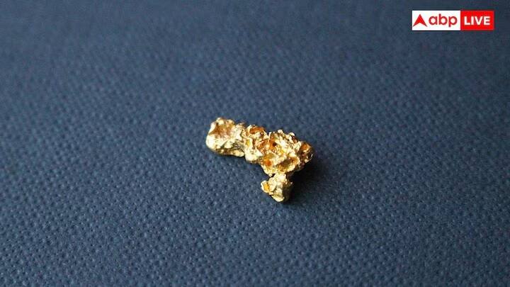 નદીઓમાંથી સોનું કાઢવામાં રેતી, કાંકરી અને કાંપ એકત્ર કરવામાં આવે છે અને પછી મિશ્રણને ચાળવામાં આવે છે જેથી સોનાના ભારે કણો અલગ થઈ જાય. શુદ્ધ સોનું કાઢવા માટે ધાબળા અથવા તવાઓનો ઉપયોગ કરવામાં આવે છે.