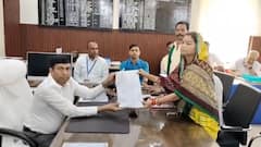 मोकामा सीट: सूरजभान सिंह की पत्नी वीणा देवी ने RJD से भरा पर्चा, अनंत सिंह से टक्कर