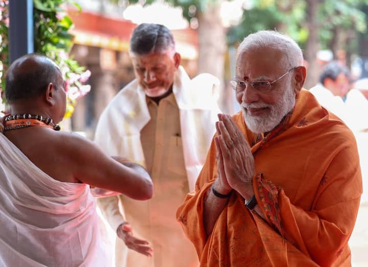 మొదటిగా  స్వామివారికి పంచామృతాలతో రుద్రాభిషేకం చేసిన ప్రధాని మోదీ అనంతరం శ్రీ భ్రమరాంబ అమ్మవారి సేవలో పాల్గొన్నారు.