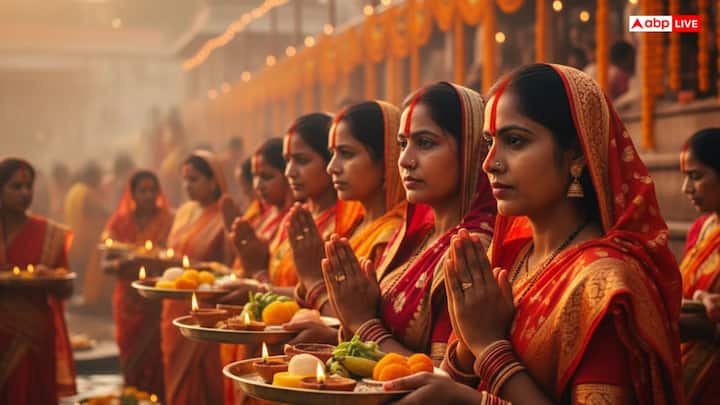 इस साल छठ का पर्व 25 से 28 अक्टूबर तक मनाया जाएगा. छठ पूजा सूर्य देव और छठी मैया को समर्पित चार दिनों का एक कठोर और आध्यात्मिक पर्व है. इस दौरान भक्त सूर्य की उपासना करते हैं, जिसमें डूबते और उगते सूरज को अर्घ्य दिया जाता है. यह पर्व कार्तिक मास में शुक्ल पक्ष की षष्ठी तिथि को मनाया जाता है. जो संतान सुख, समृद्धि और दीर्घायु के लिए मनाया जाता है.