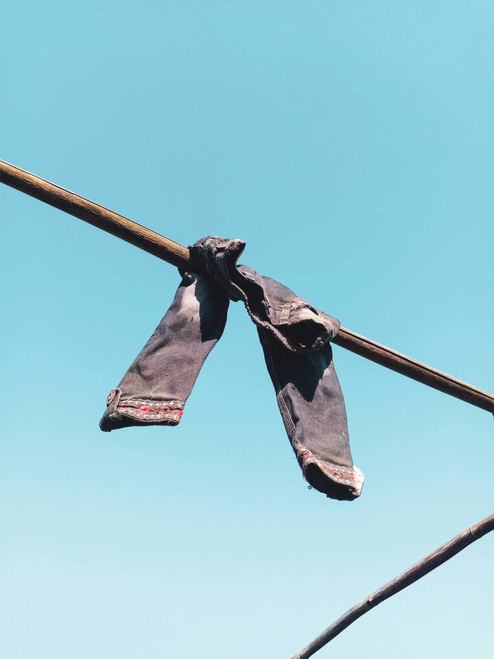 कपड्यांचा रंग आणि गुणवत्ता टिकवण्यासाठी काही छोट्या पण उपयुक्त सवयी ठेवणं खूप महत्त्वाचं आहे.