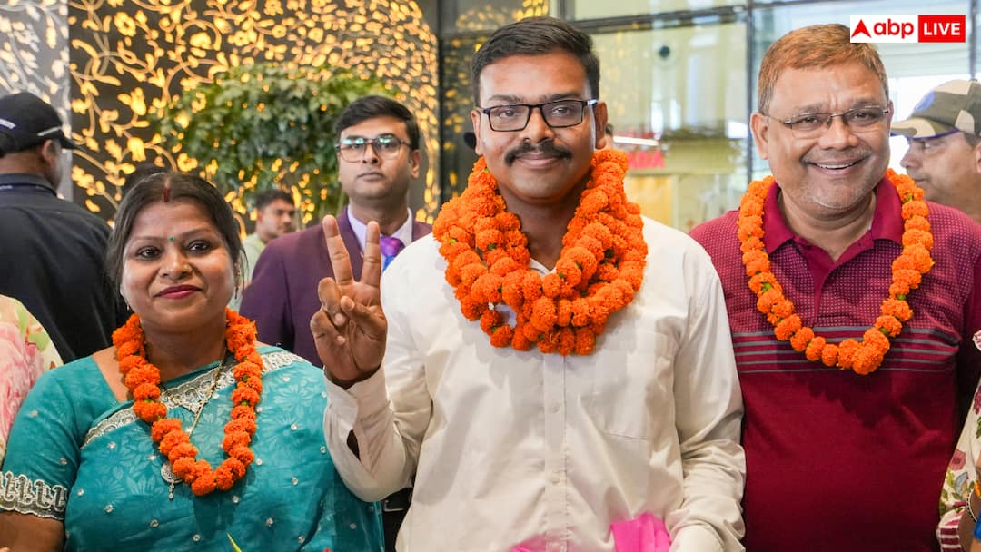 UPSC टॉपर आदित्य श्रीवास्तव की सैलरी में लगेंगे उड़ान के पंख! जानें 8वें पे कमीशन के बाद कितनी बढ़ेगी सैलरी?