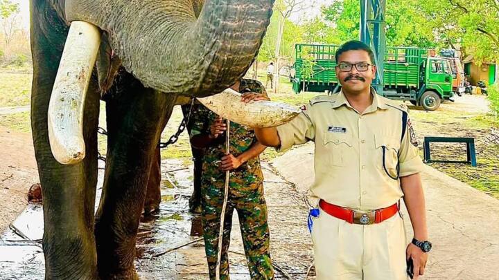 8वें पे कमीशन के अनुसार IAS/IPS अधिकारी (लेवल-10) की सैलरी पहले 56,100 रुपये थी. अब 8वें पे कमीशन के बाद आदित्य की नई सैलरी लगभग 1,60,446 रुपये प्रति माह होगी. इसमें भत्ते और अन्य सुविधाएं अलग से मिलेंगी.