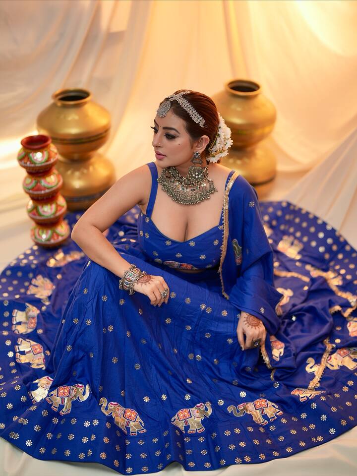 एक्ट्रेस का कर्वी फिगर और हॉटनेस किसी को भी दीवाना बना सकती है। उनकी तस्वीरें सोशल मीडिया पर तहलका मचा देती हैं। साथ ही, फैन्स उनकी तस्वीरों या वीडियोज़ को खूब प्यार भी देते हैं।