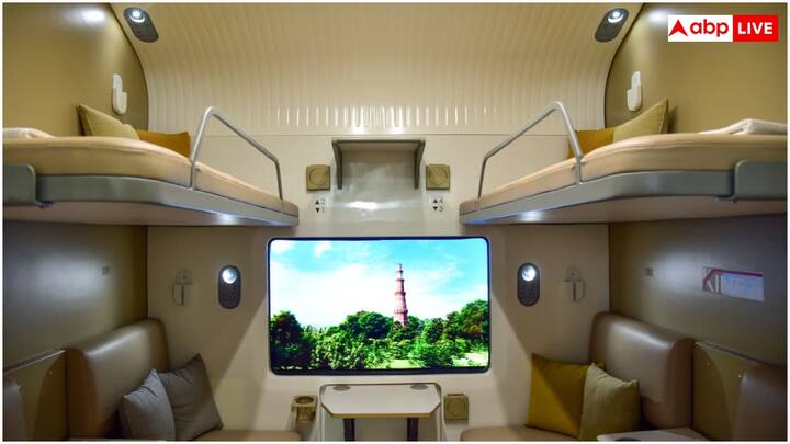 वंदेभारत स्लीपर फर्स्ट एसी कंपार्टमेंट में लेटने के लिए आरामदायक सीट्स बेड्स हैं. चार्जिंग पॉइंट्स हैं. पैसेंजर्स की सहूलियत के लिए मोबाइल होल्डर्स और वॉटर बोतल होल्डर्स दिए गए हैं, जो काफी प्रीमियम क्वालिटी के हैं.