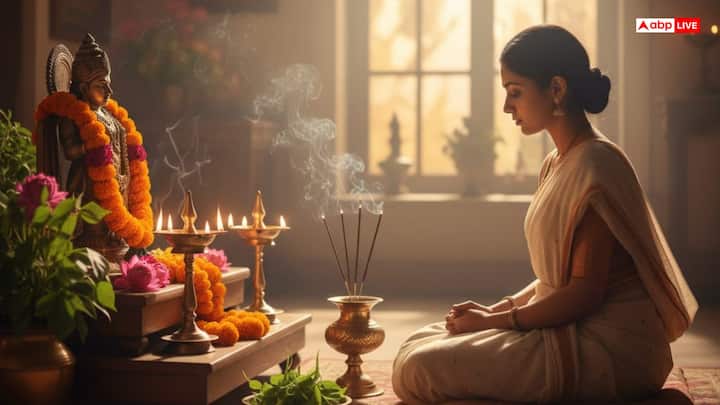 रमा एकादशी के दिन सुबह उठकर स्नान करें. भगवान विष्णु का पूजा स्थल तैयार करें. पूजा के लिए फूल और धूप-अगरबत्ती, तुलसी के पत्ते, कमल या गेंदा के फूल, घी के दीपक और धूप-अगरबत्ती का उपयोग करें.
