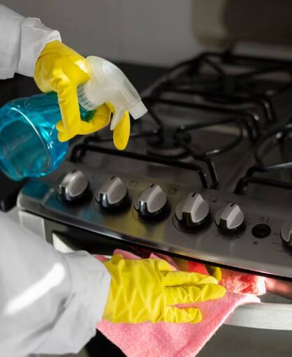 ਜ਼ਿੱਦੀ ਗ੍ਰੀਸ ਅਤੇ ਦਾਗ ਹਟਾਉਣ ਲਈ ਕੁਦਰਤੀ ਕਲੀਨਰ ਵਰਤੋਂ। ਇਸ ਲਈ ਬਰਨਰ ‘ਤੇ ਵ੍ਹਾਈਟ ਵਿਨੇਗਰ ਛਿੜਕੋ ਅਤੇ 10 ਮਿੰਟ ਲਈ ਛੱਡ ਦਿਓ। ਉਸ ਤੋਂ ਬਾਅਦ ਬੇਕਿੰਗ ਸੋਡਾ ਛਿੜਕੋ। ਇਸ ਨਾਲ ਬੁਲਬੁਲੇ ਬਣਨਗੇ ਜੋ ਗੰਦਗੀ ਨੂੰ ਢਿੱਲਾ ਕਰਦੇ ਹਨ। ਫਿਰ ਸਪੰਜ ਜਾਂ ਕਪੜੇ ਨਾਲ ਰਗੜ ਕੇ ਸਾਫ ਕਰੋ ਅਤੇ ਗਰਮ ਪਾਣੀ ਨਾਲ ਧੋ ਲਵੋ।