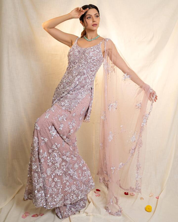 उन्होंने 2013 में तमिल फिल्म 'शिवा' से अपने करियर की शुरुआत की।