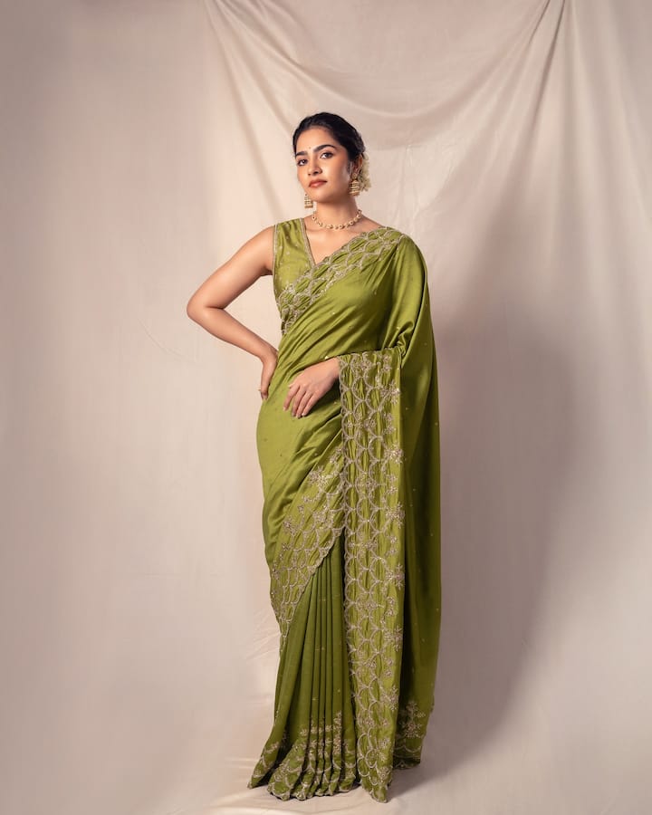 रुक्मिणी का यह लुक बेहद ग्रेसफुल और ट्रेडिशनल दिख रही हैं. उन्होंने ऑलिव ग्रीन साड़ी पहनी है, जिस पर हल्का एम्ब्रॉयडरी वर्क किया गया है जो लुक में एलीगेंस जोड़ रहा है. स्लीवलेस ब्लाउज़ और सादे पल्लू ड्रेप से उनका लुक और भी पॉलिश्ड लग रहा है. उन्होंने गोल्ड ज्वेलरी झुमके और चोकर के साथ इसे सिंपल लेकिन रॉयल टच दिया है. लो बन हेयरस्टाइल और नैचुरल मेकअप के साथ उन्होंने अपना लुक पूरा किया हैं.