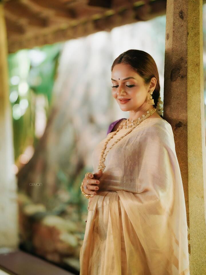 Madhu is married to Juhi Chawla's brother-in-law Anand Shah.