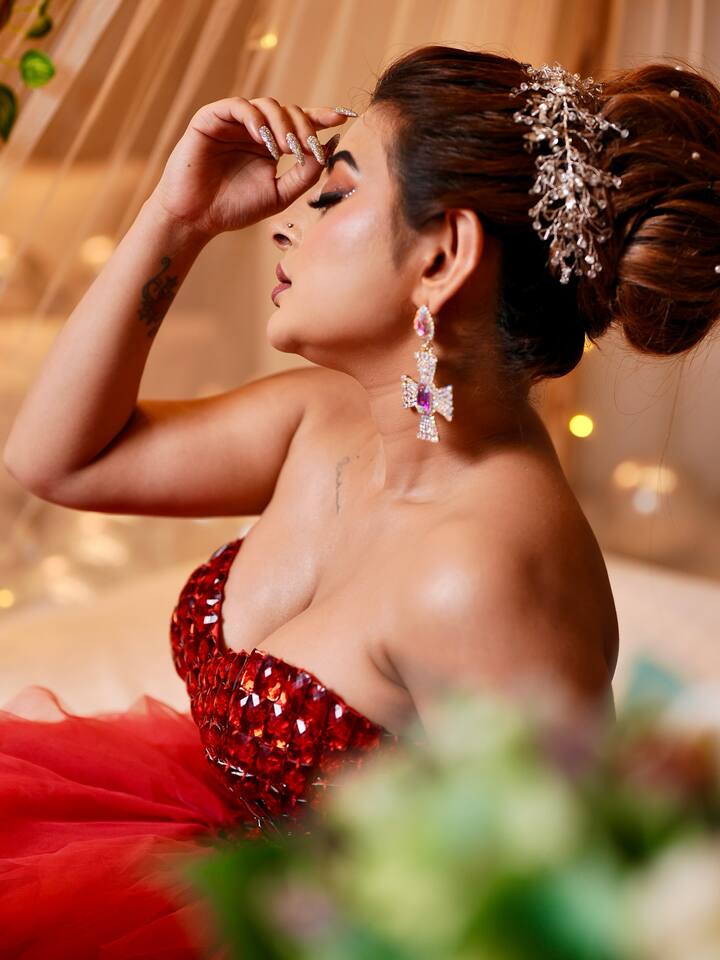 अपनी हॉट तस्वीरों और बिकिनी लुक से लोगों को दीवाना बनाने वाली अंकिता दवे इन दिनों अपनी तस्वीरों की वजह से सुर्खियों में हैं।