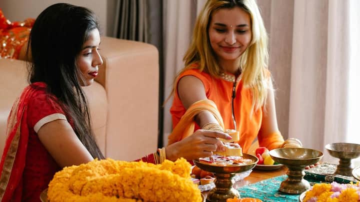 শ্রীলঙ্কা একটি বহু-ধর্মীয় দেশ, এখানে বৌদ্ধ, হিন্দু, মুসলিম এবং খ্রিস্টান সবাই বাস করে। এদের মধ্যে তামিল হিন্দু সম্প্রদায় দীপাবলি উৎসব খুব উৎসাহের সঙ্গে পালন করে। শ্রীলঙ্কায় এই উৎসবটিকে  মন্দকে পরাস্ত করে ভালর বিজয়ের প্রতীক হিসাবে দেখা হয়, তবে এখানে রাম ও রাবণের কাহিনির সরাসরি উল্লেখ করা হয় না।