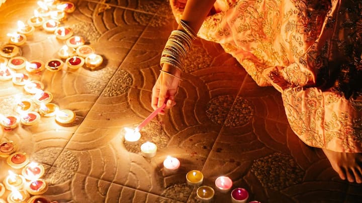 Here also people clean their houses, which is called Suthu Kandu in the local language. It means removing negativity and welcoming positive energy. Before Diwali, here too the markets become vibrant, shops and streets are decorated with lamps and lights.