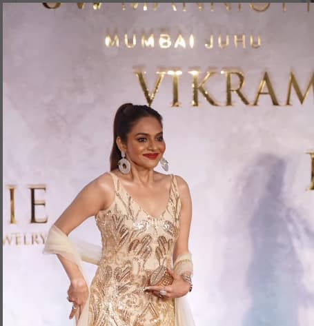 Photos of Madhu's Diwali look are going viral on social media. Fans have become very happy seeing her new look.