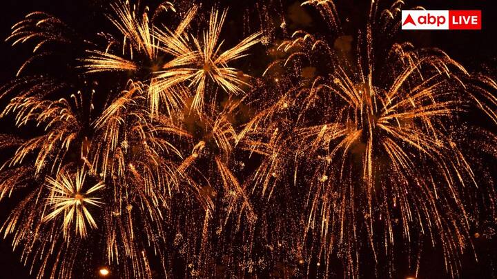 ग्रीन पटाखे तीन तरह के होते हैं. सेफ वाटर रिलीजर, सेफ थर्माइट क्रैकर और सेफ मिनिमल अल्युमिनियम. हर पटाखा हानिकारक उत्सर्जन को कम करने के लिए डिजाइन किया गया है. सेव वाटर रिलीजर जलवाष्प छोड़ता है जो धूल के कणों को फंसा लेता है. इसी के साथ सेफ थर्माइट क्रैकर सल्फर और पोटेशियम नाइट्रेट को हटाता है और सेफ मिनिमल अल्युमिनियम, अल्युमिनियम और मैग्नीशियम की मात्रा को कम करके शोर और धुएं को कम करता है.